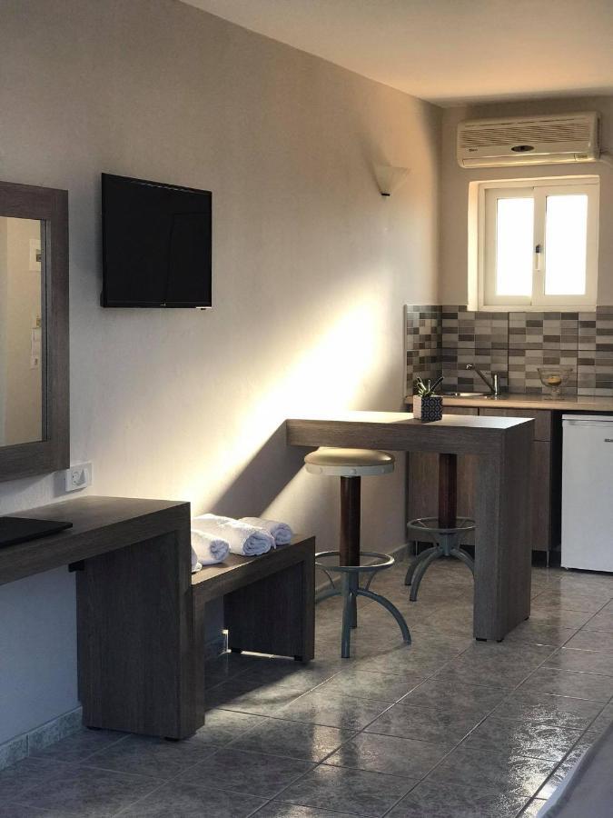 Derekas Studios & Apartments ラガナス エクステリア 写真